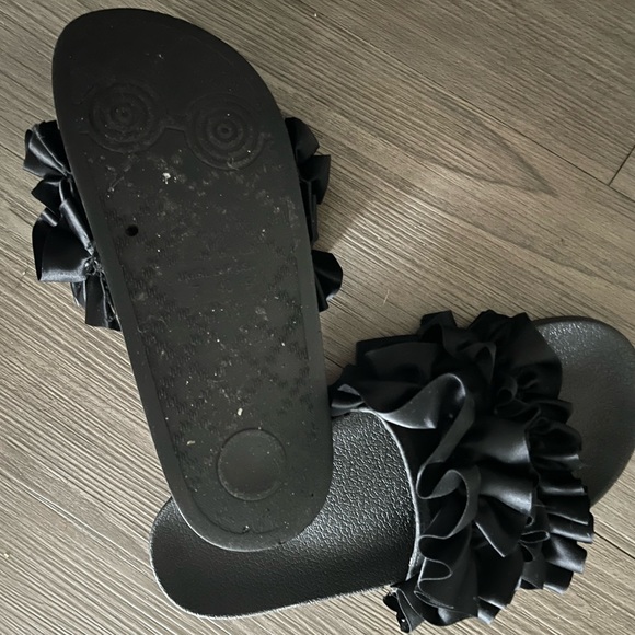 Black Ruffle Slides Sandals Flats - Picture 2 of 3